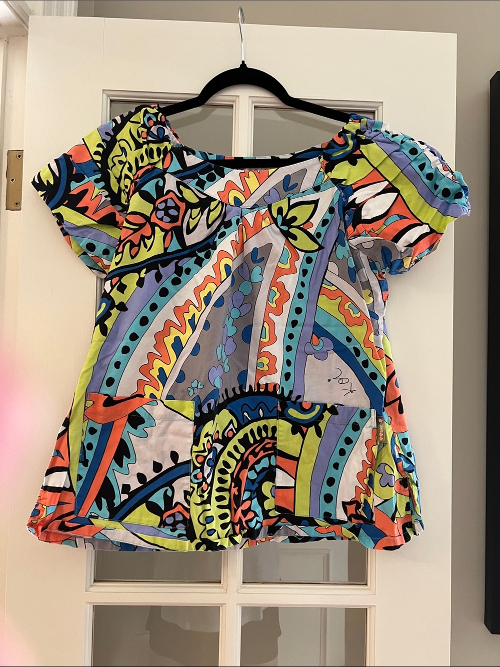 Koi Vibrant Multicolor Abstract Print Scrub Top Front Pockets